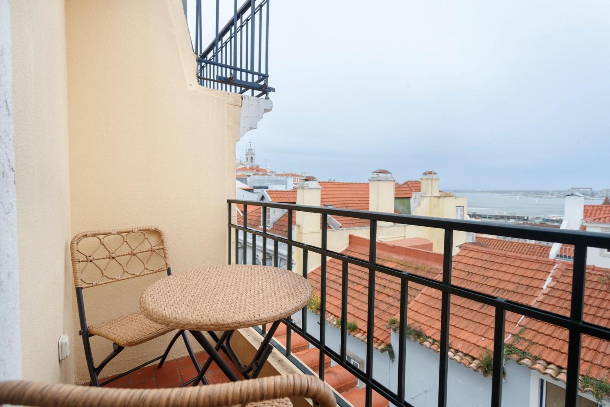 Bica Blue 1br Loft W Riverview N Ac By Lu Holidays Apartment Lissabon
